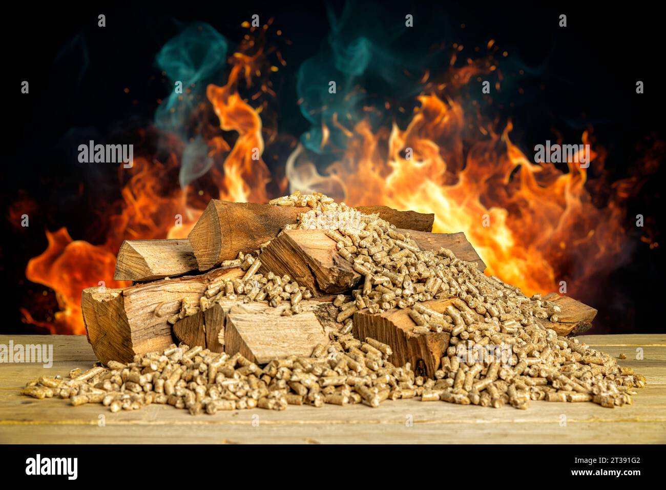 Holzpellets mit Buchenholz und Flammen im Hintergrund Stockfoto