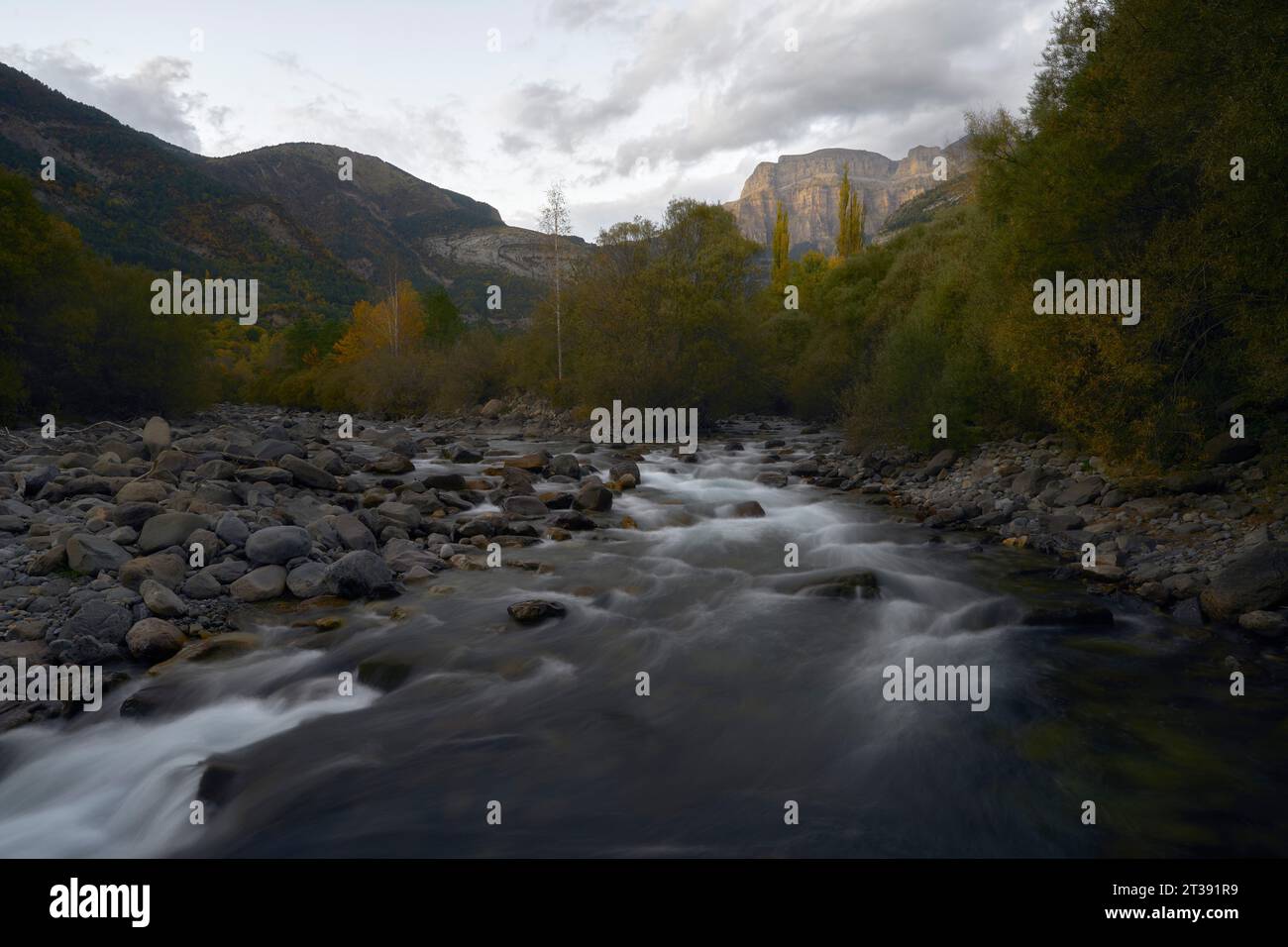 ARA Fluss bei Torla (Huesca - Spanien) ein bewölkter Tag Stockfoto