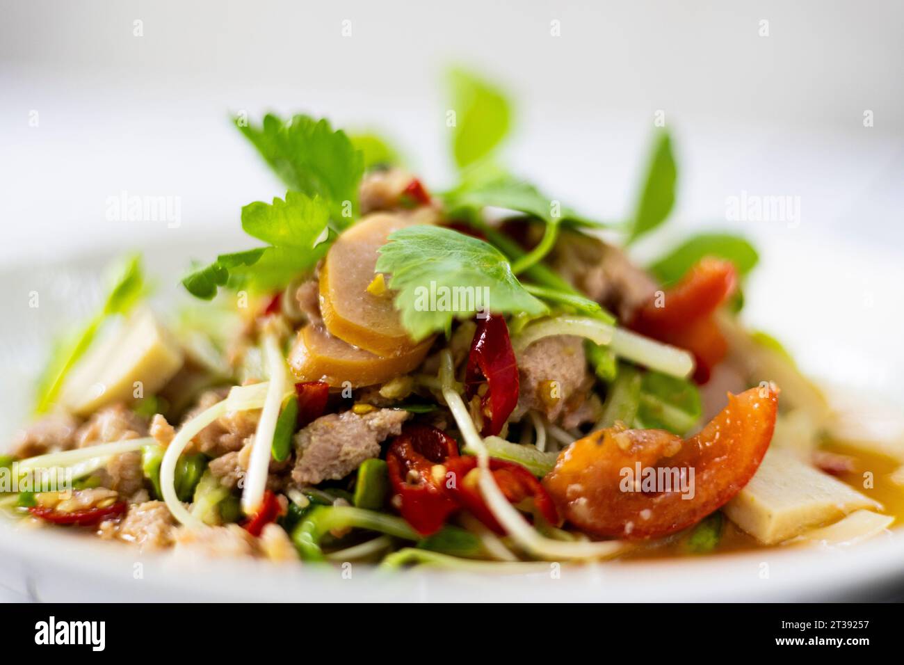 Würziger gemischter Salat, Hintergründe für Werbung und Tapeten in Essen- und Kochszenen. Aktuelle Bilder bei Dekorationsideen. Stockfoto