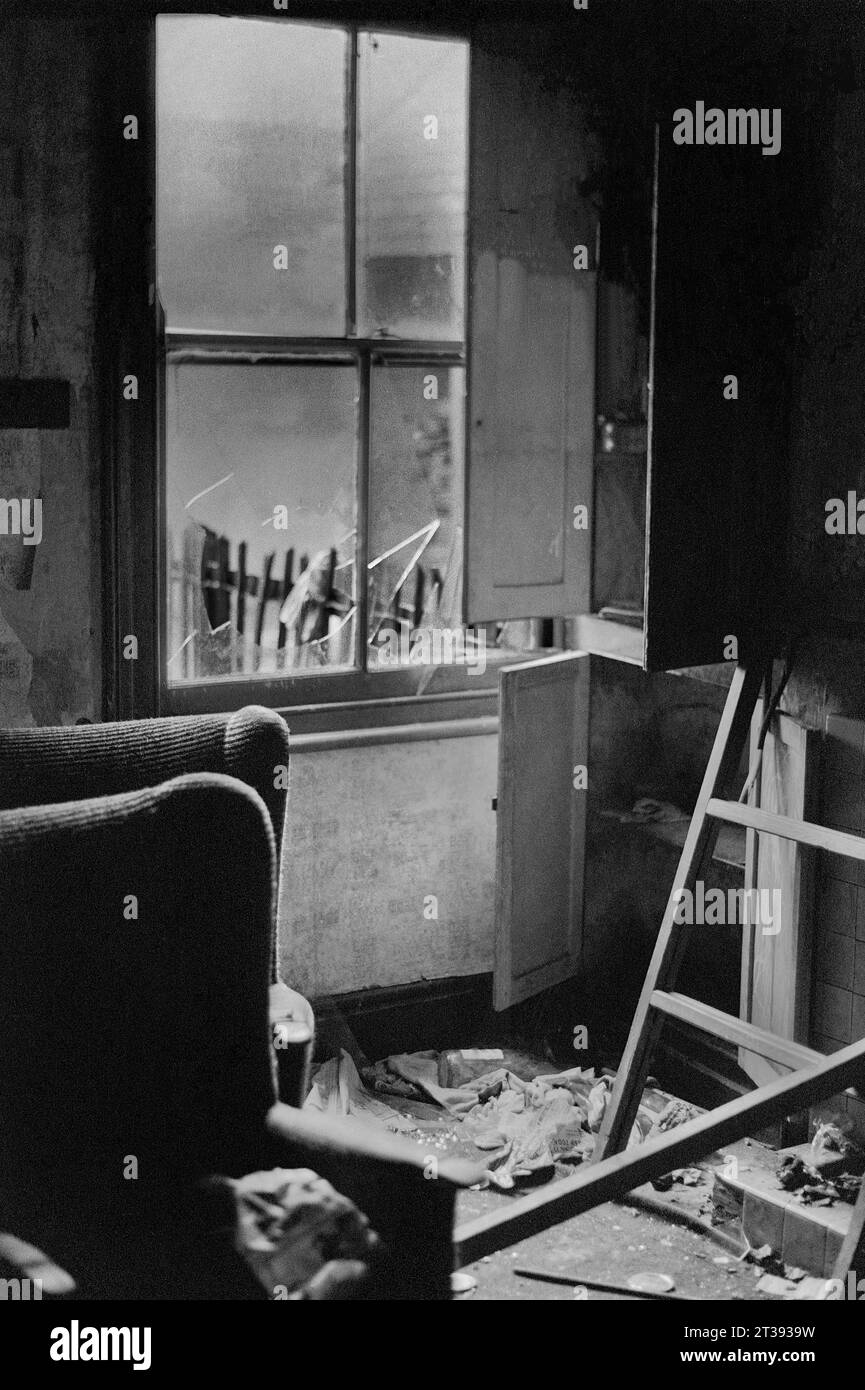 Zimmer mit Möbeln in einem Haus, das während der Slumräumung von St. Ann's, Nottingham, auf den Abriss wartet. 1969-1972 Stockfoto