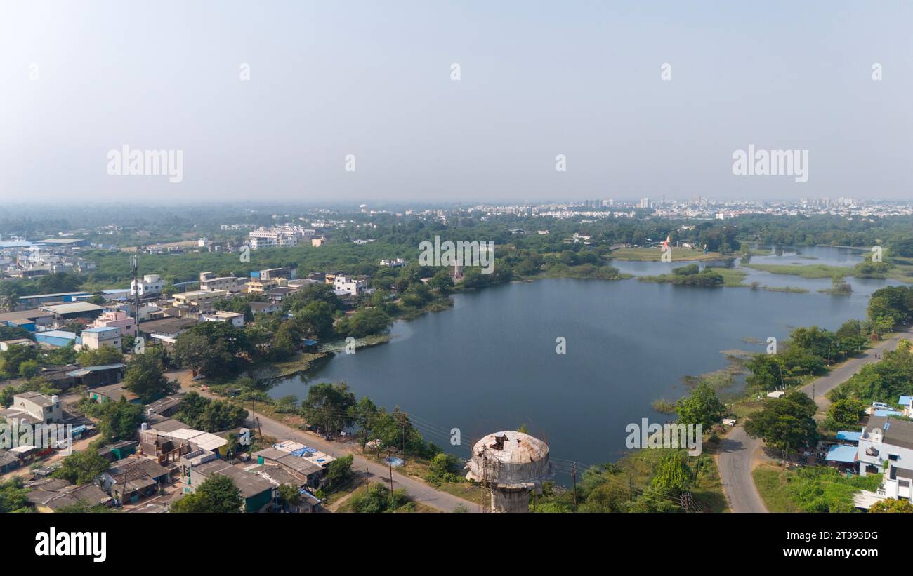 Wunderschöner Blick aus der Vogelperspektive auf Square Lake. Luftaufnahmen mit Drohne. Stockfoto