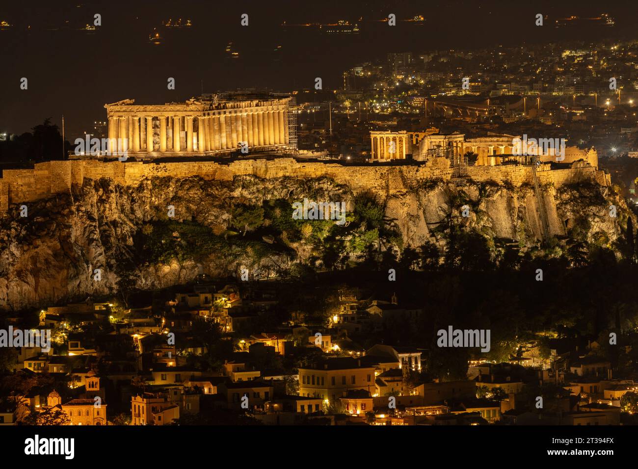 Blick auf den Sonnenuntergang des Parthenon in Athen, Griechenland. Vom Berg Lycabettus. Stockfoto
