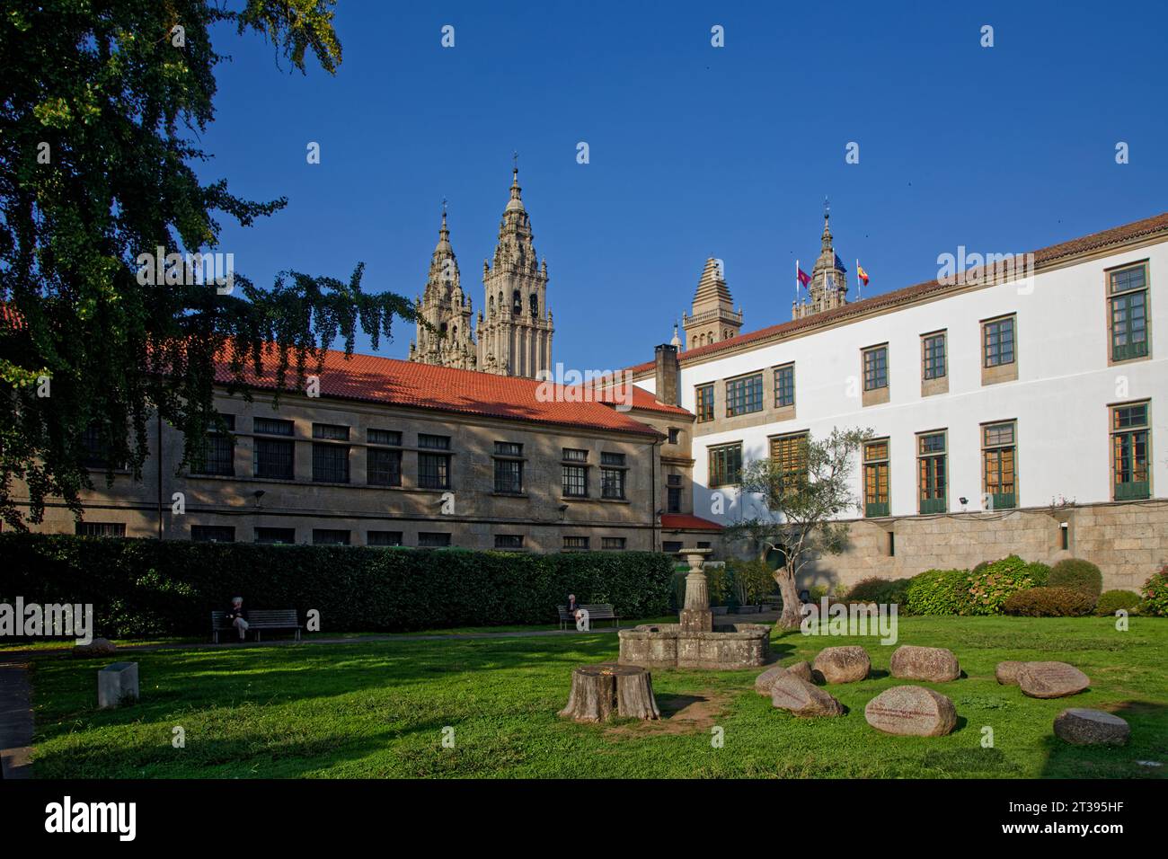 SANTIAGO DE COMPOSTELLA, 5. Oktober 2023: "Der sprechende Steingarten", eine Idee der Schriftstellerin Suso de Toro, eine Hommage an Schriftsteller aus aller Welt Stockfoto