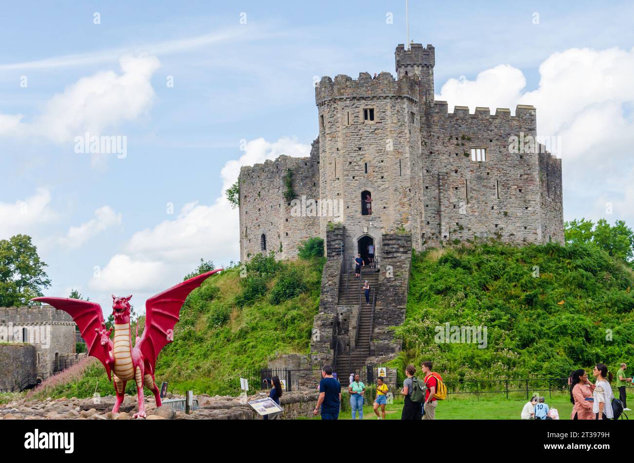 Cardiff, Glamorgan, Wales, 11. August 2023 - Cardiff Castle im Herzen der walisischen Hauptstadt Cardiff mit einer Statue des walisischen Drachen Stockfoto