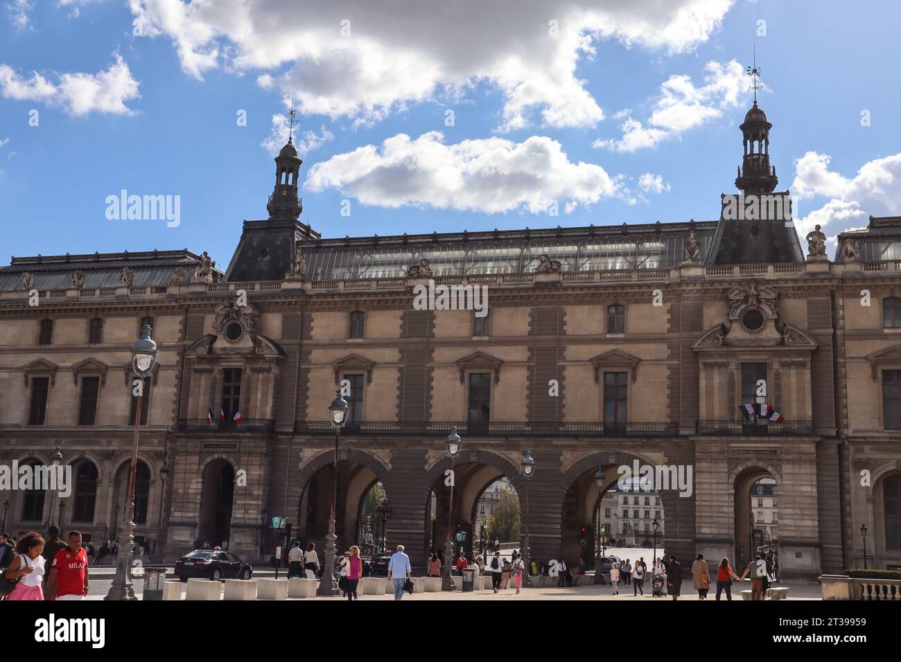 Louvre Museum, Paris, Frankreich. Louvre-Architektur. Louvre Pyramide. Außenfassade des Louvre. Stockfoto