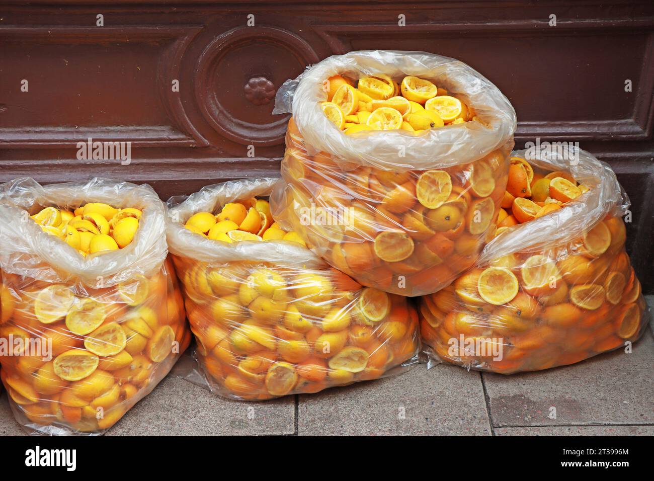 Die Beutel voller Orangenschalen, Abfall nach dem Auspressen von Orangensaft. Stockfoto