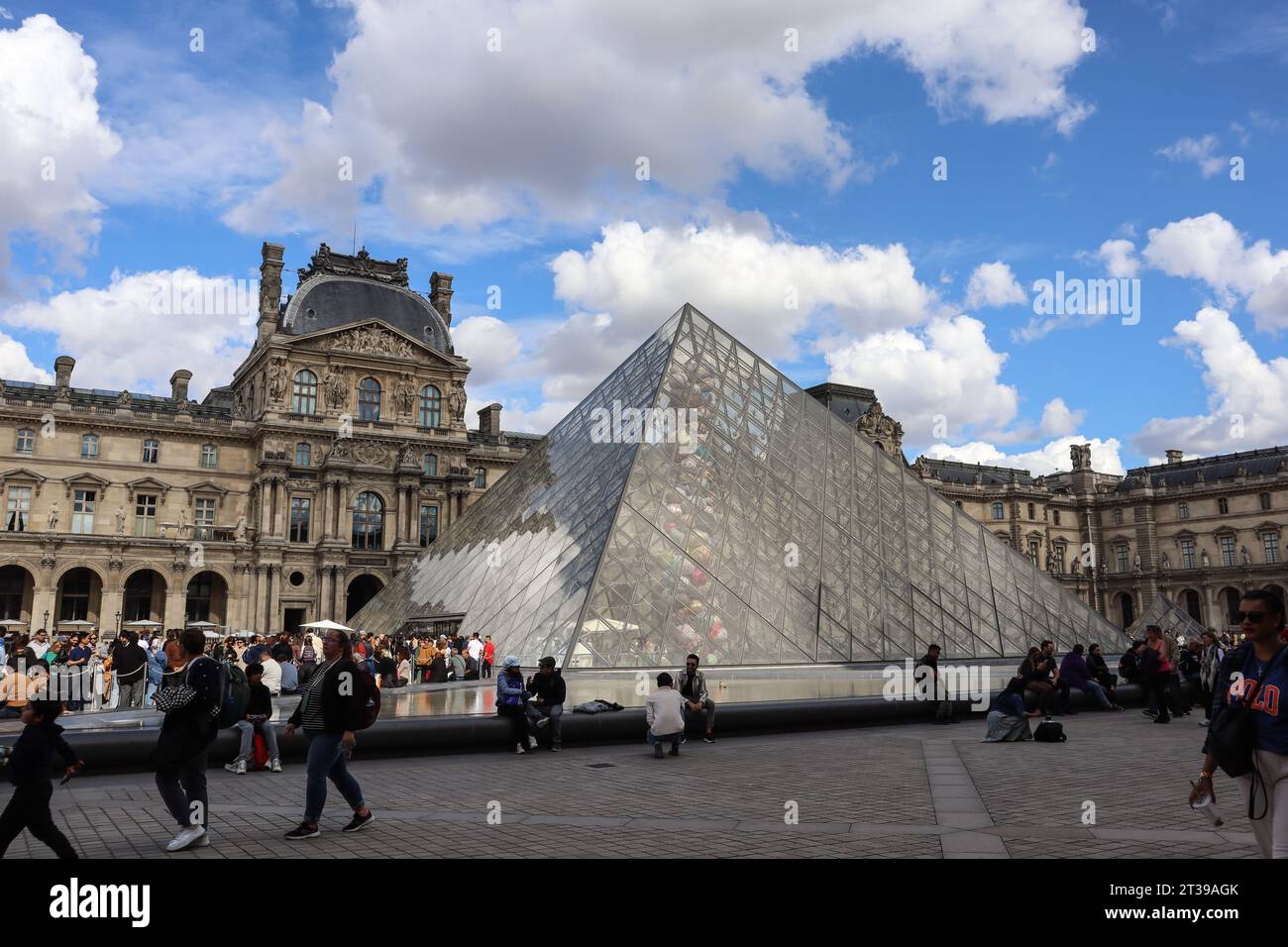 Louvre Museum, Paris, Frankreich. Louvre Pyramide. Außenfassade des Louvre. Louvre-Architektur. Stockfoto