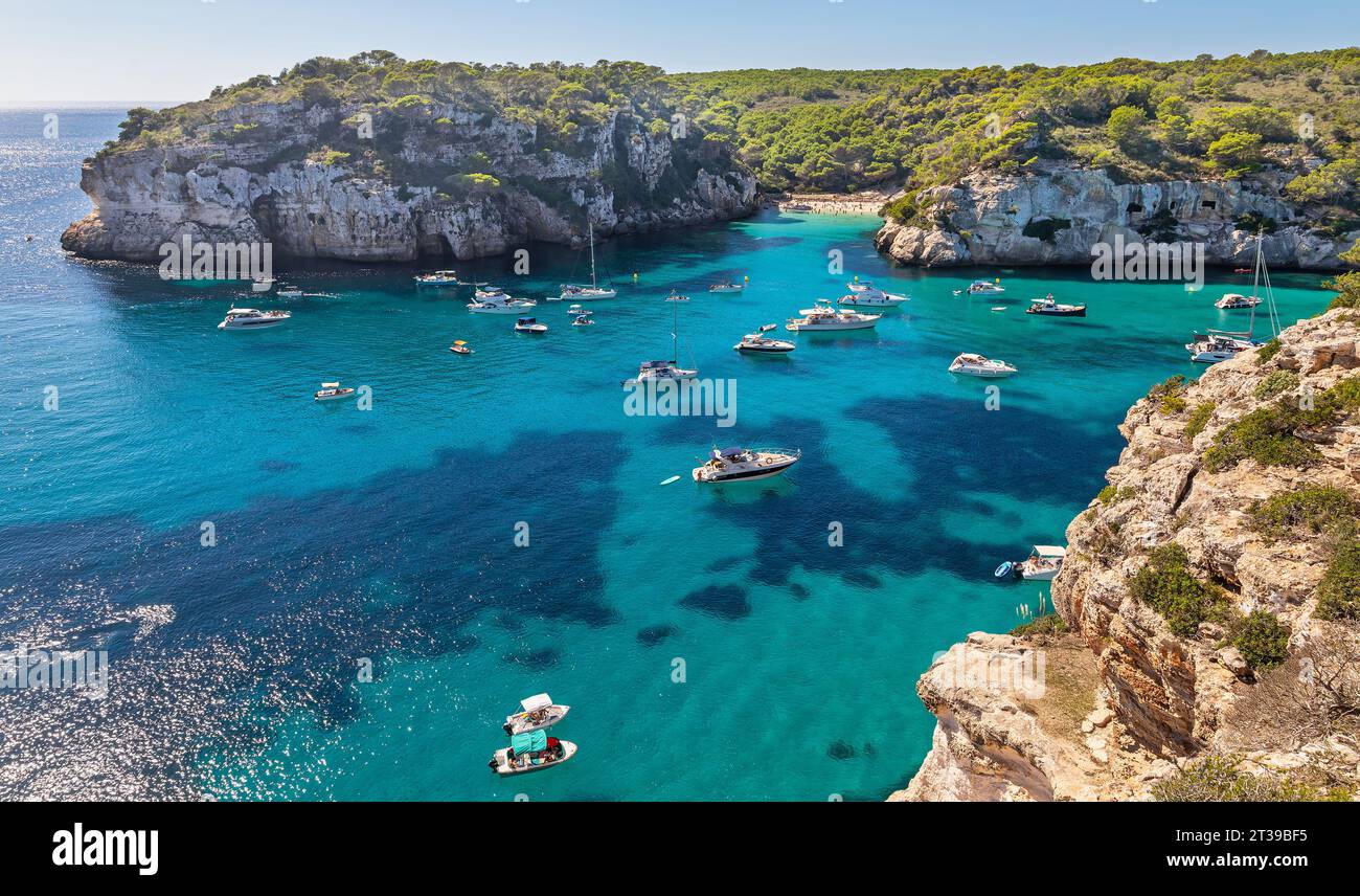 Blick auf die Bucht Cala Macarellata an der Südküste von Menorca (Balearen Inseln) von Mirador Macarellata Stockfoto