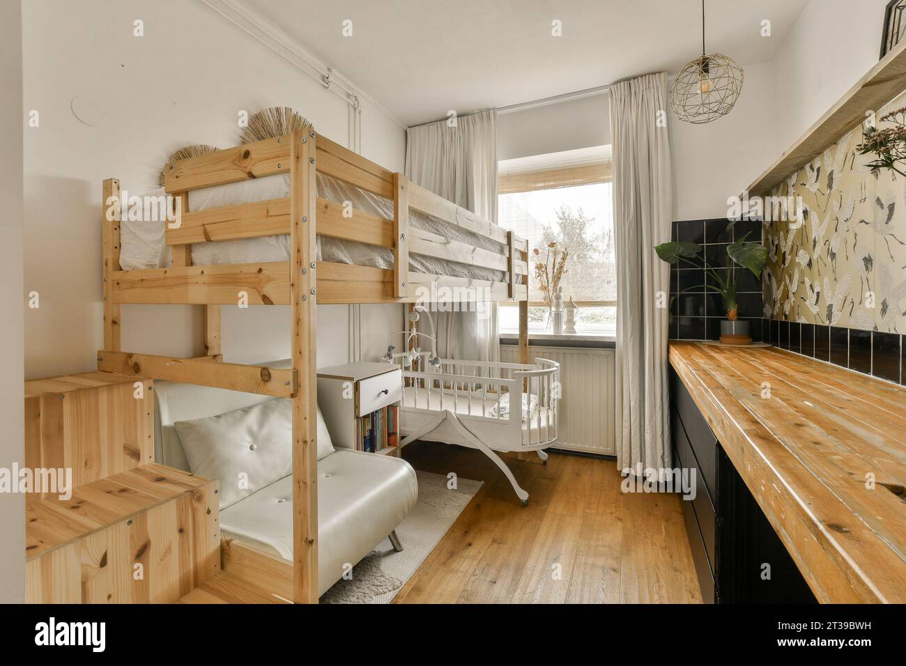 Ein kleines Zimmer mit Etagenbetten und einem Bett, das als Kinderzimmer genutzt wurde Stockfoto