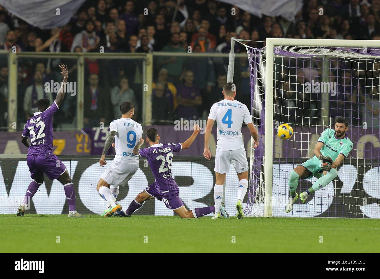 Alfred Duncan (Fiorentina)Francesco Caputo (Empoli)Lucas Martinez Quarta (Fiorentina)Sebastian Walukiewicz (Empoli)Pietro Terracciano (Fiorentina) während des italienischen Spiels der Serie A zwischen Fiorentina 0-2 Empoli im Artemio Franchi Stadion am 23. Oktober 2023 in Florenz, Italien. Quelle: Maurizio Borsari/AFLO/Alamy Live News Stockfoto