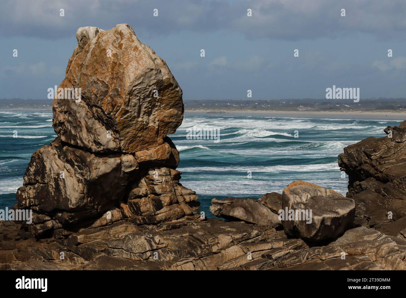 Große Felsen und Wellen in Pointe de la Torche, Bretagne, Frankreich Stockfoto