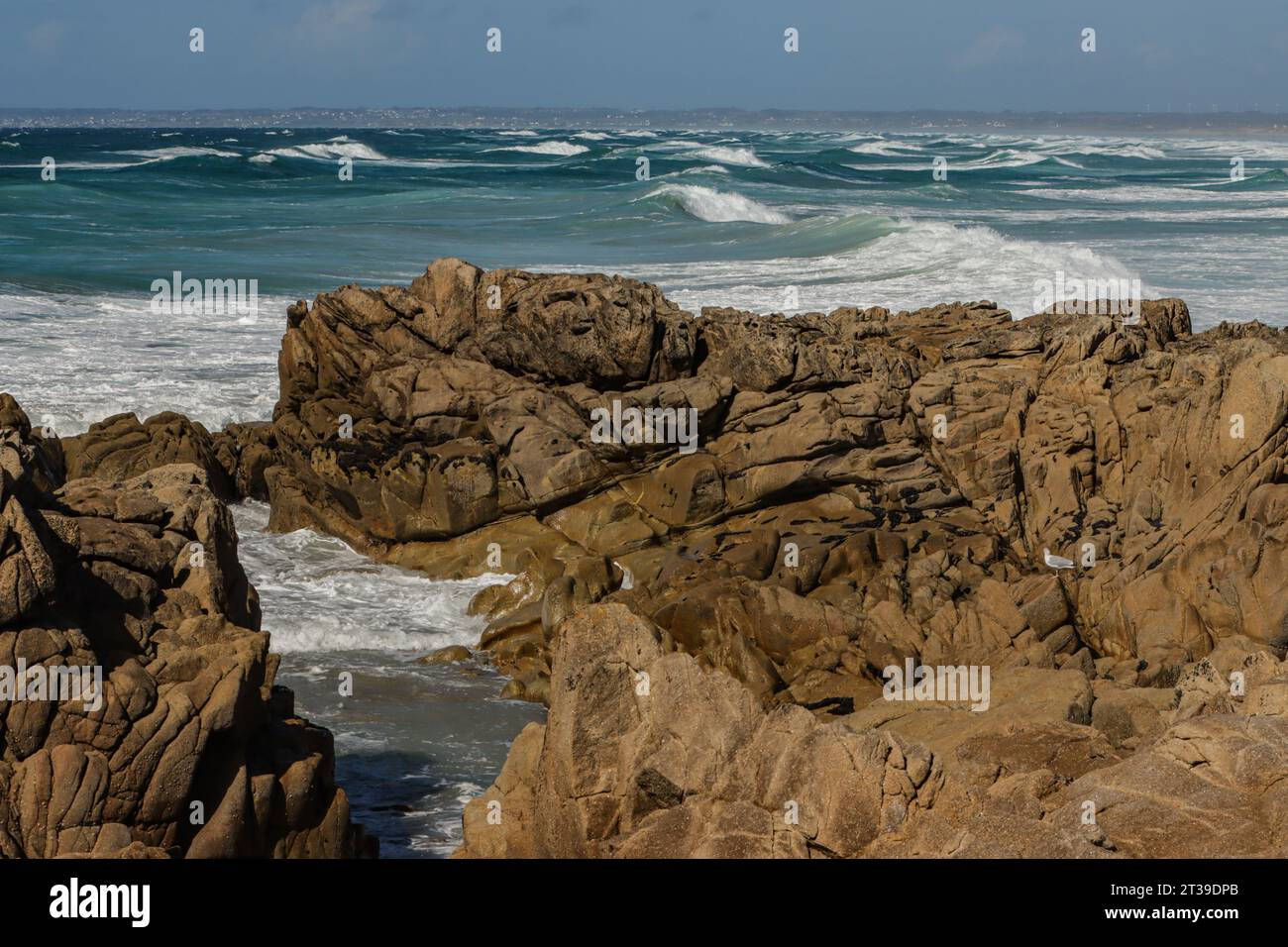 Felsen und Wellen in Pointe de la Torche, Pays Bigouden, Bretagne, Frankreich Stockfoto