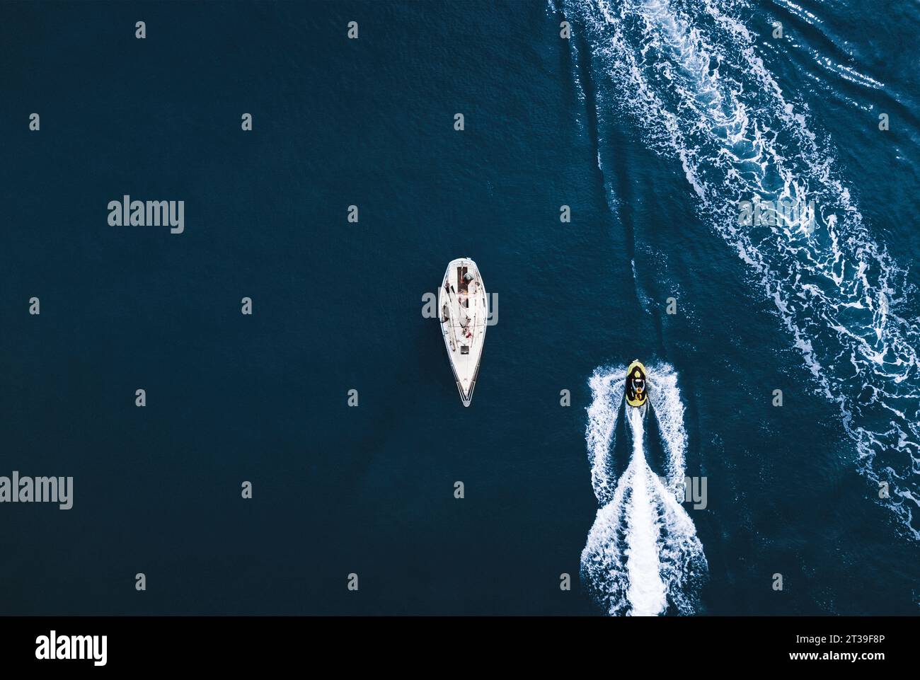 Blick auf die Pfade auf der Wasseroberfläche hinter schnellen, weißen Motorbooten, die im Meer in El Rompido schwimmen Stockfoto