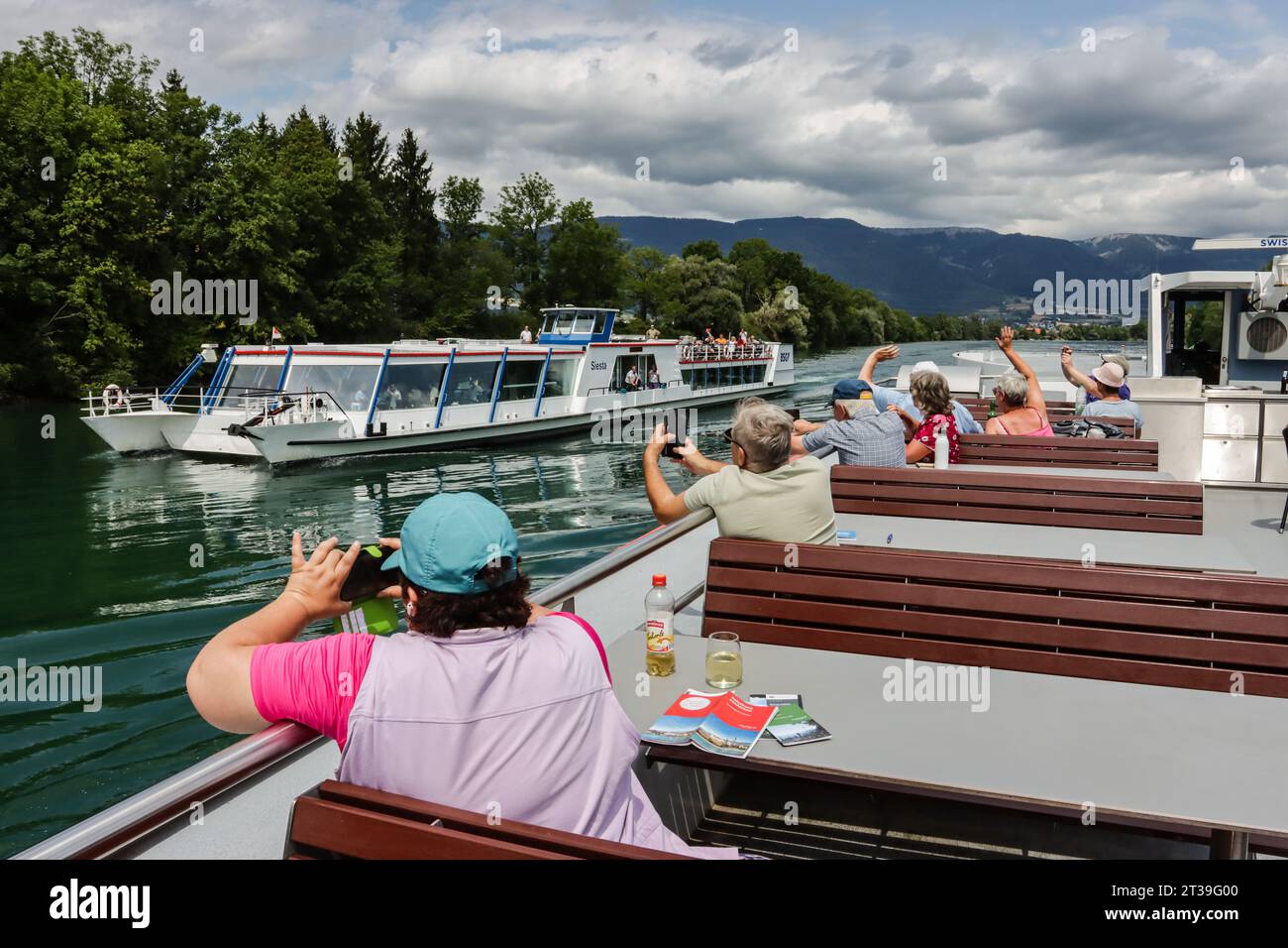 Flussfahrt auf der Aare in der Schweiz Stockfoto