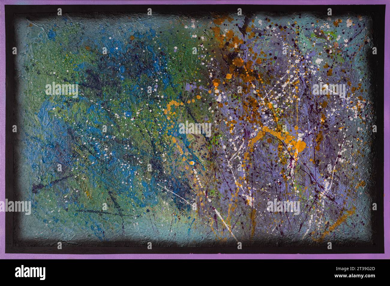 Ein lebendiges abstraktes Gemälde mit einer kosmischen Mischung aus tiefen Blau-, Grün-, Violett- und Goldgelb-Tönen Stockfoto