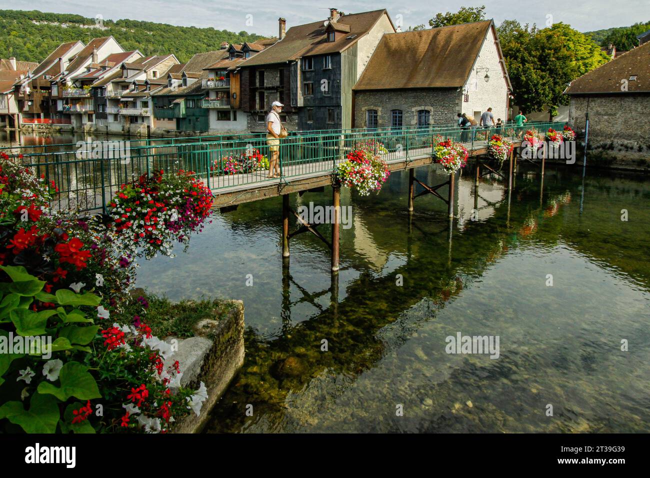 Person auf einer Fußgängerbrücke in Ornans, vallée de la Loue, Frankreich Stockfoto