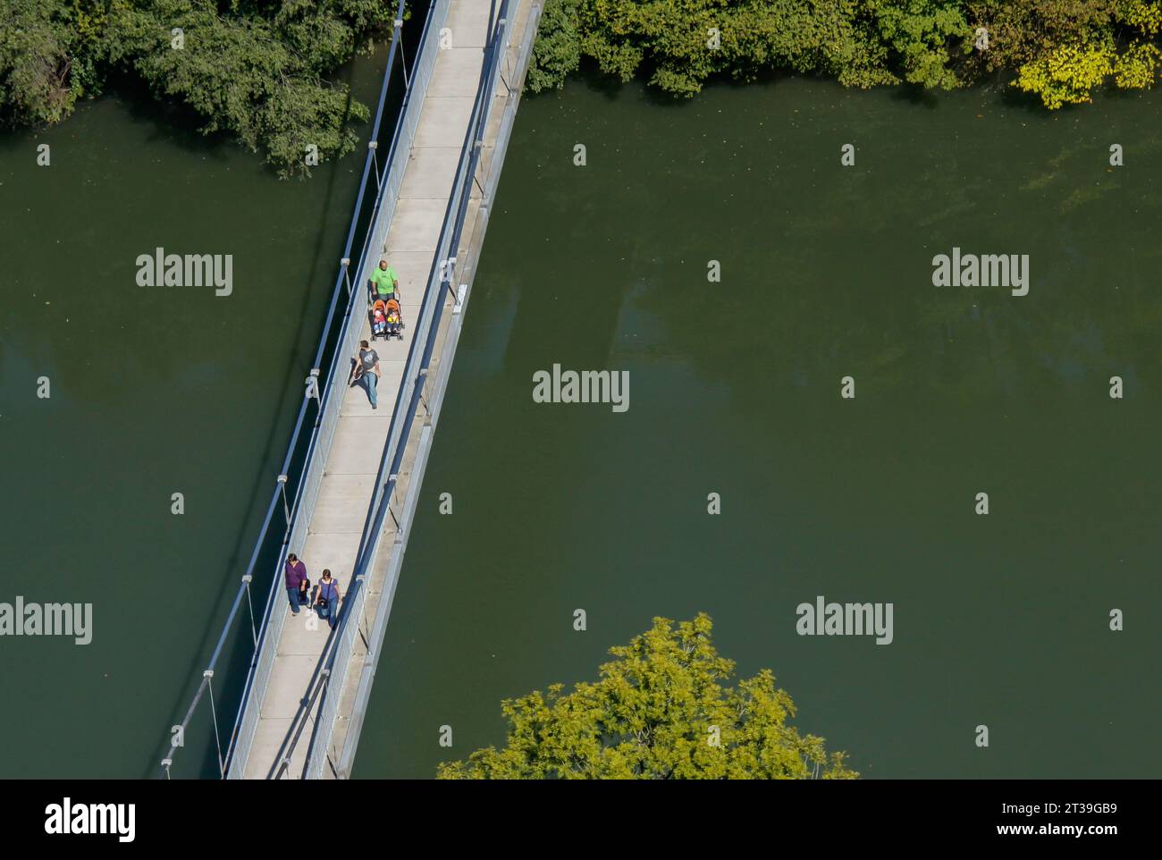 Fußgängerbrücke über den Fluss Sarine in Freiburg, Schweiz Stockfoto