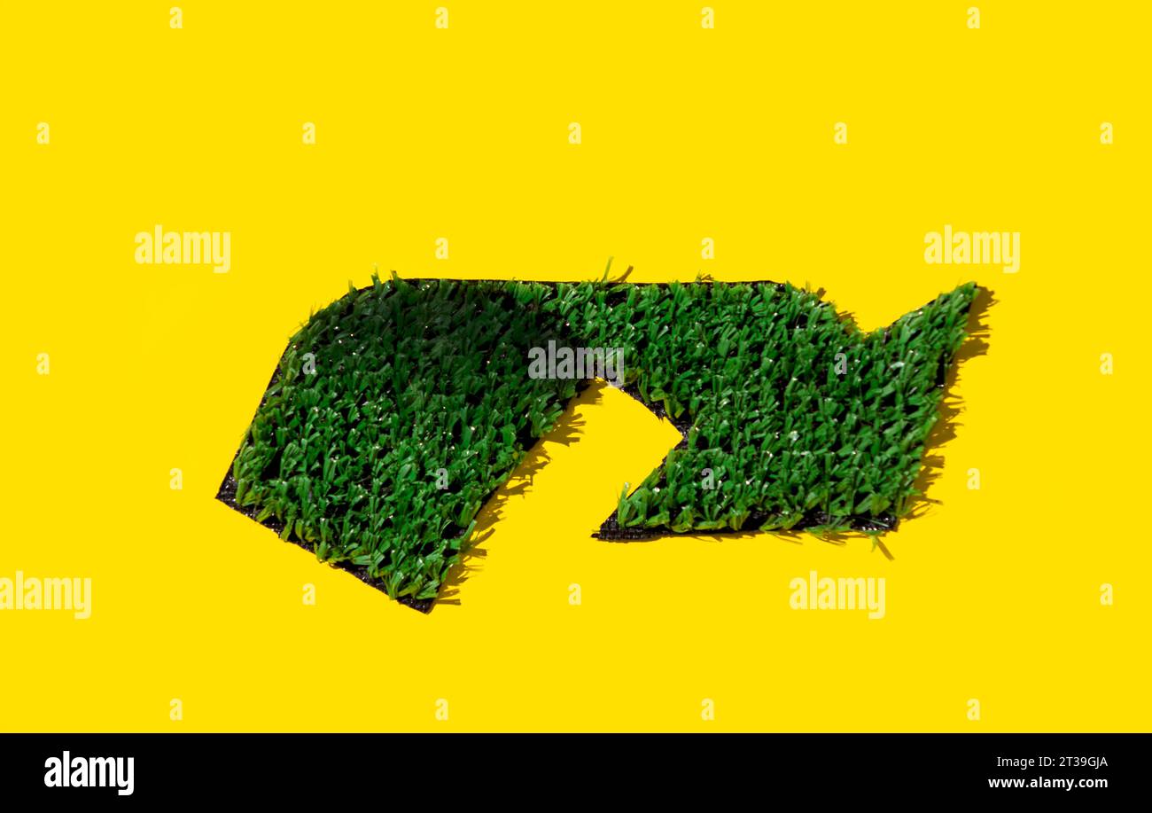 Foto eines nachhaltigen Symbols für Recycling, das aus natürlichen Materialien hergestellt wurde Stockfoto