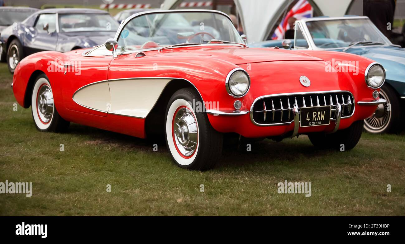 Dreiviertel-Vorderansicht eines 1957er Chevrolet Corvette in Rot und weiß, auf der British Motor Show 2023 Stockfoto