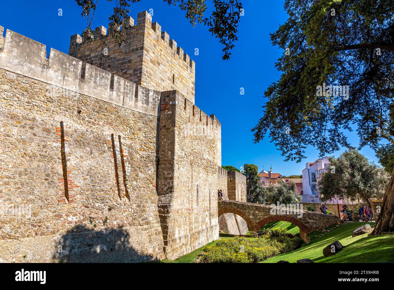 Umliegende Mauer von Castelo de Sao Jorge in Lissabon Stockfoto