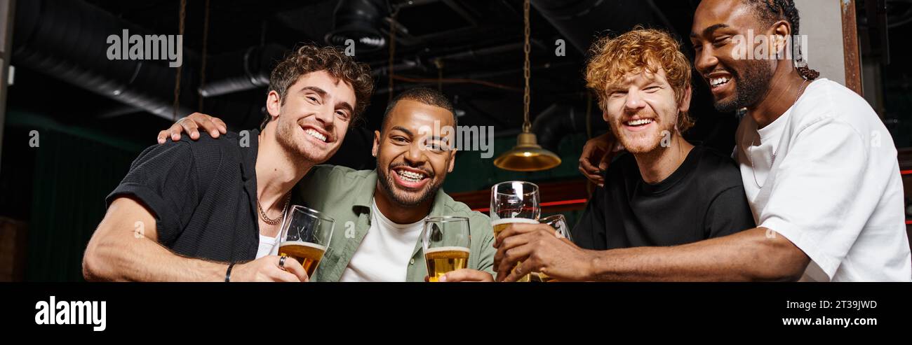 Fröhliche Männer, die während der Junggesellenabschied in der Bar Bier trinken, Freundschaftsbanner Stockfoto