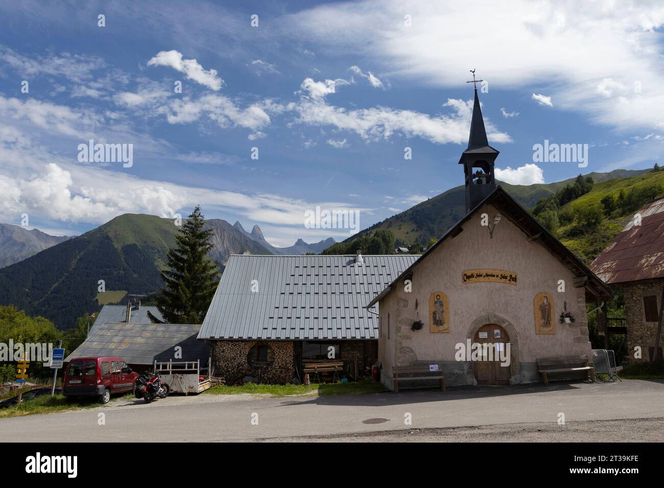 SAINT JEAN-DE-MAURIENNE, FRANKREICH, 28. JULI 2023: Sommerblick auf die malerische alte Kirche im Dorf Saint-Jean-d'Arves, Savoie. Das Dorf ist Teil von Les Stockfoto