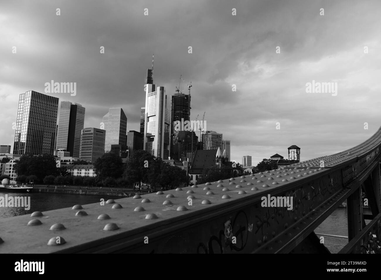 Die Skyline von Frankfurt am Main, fotografiert von der eisernen Fußgängerbrücke Stockfoto
