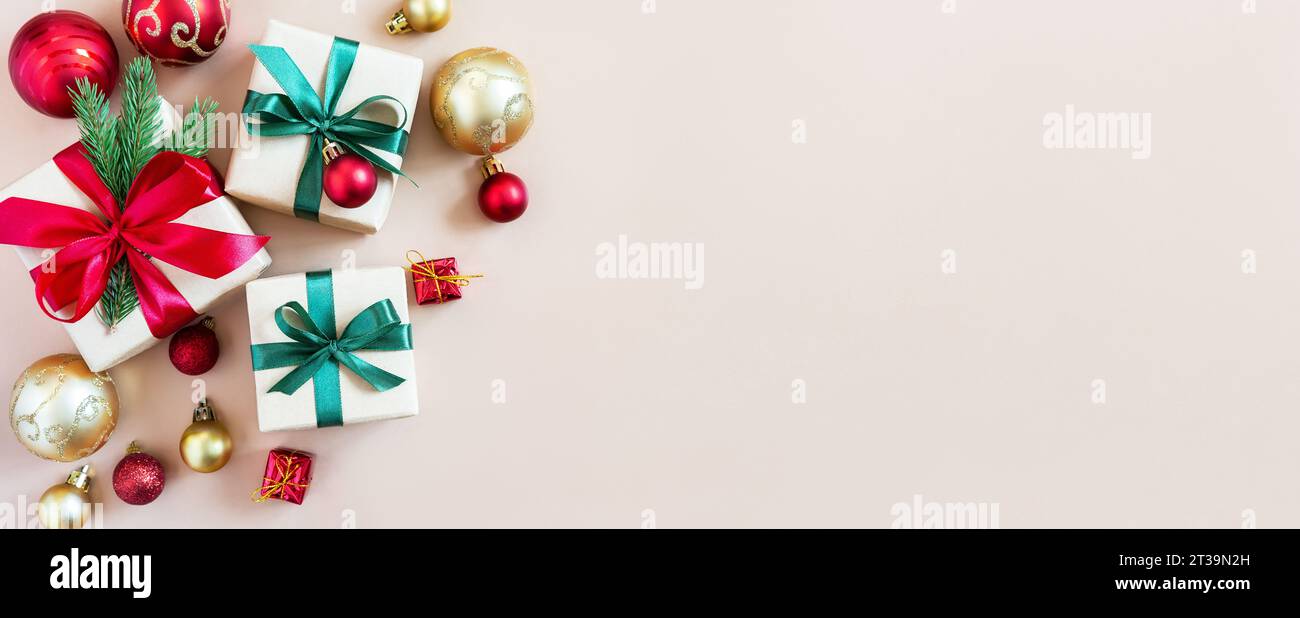 Goldener Feiertagshintergrund mit Geschenkboxen und Weihnachtsdekorationen. Hintergrund der Weihnachtsfeiertage. Draufsicht mit Kopierbereich. Stockfoto