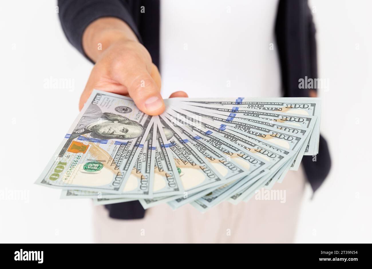 Junger, stilvoller Mann, der Dollar-Bargeld hält. 2000 Dollar in 100 Scheinen in der Hand eines Mannes auf weißem Hintergrund, Nahaufnahme. Stockfoto
