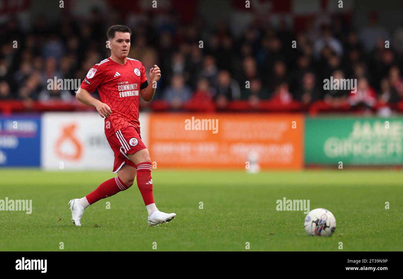 Liam Kelly von Crawley Town während des Spiels der EFL League Two zwischen Crawley Town und Crewe Alexandra im Broadfield Stadium in Crawley. Oktober 2023 Stockfoto