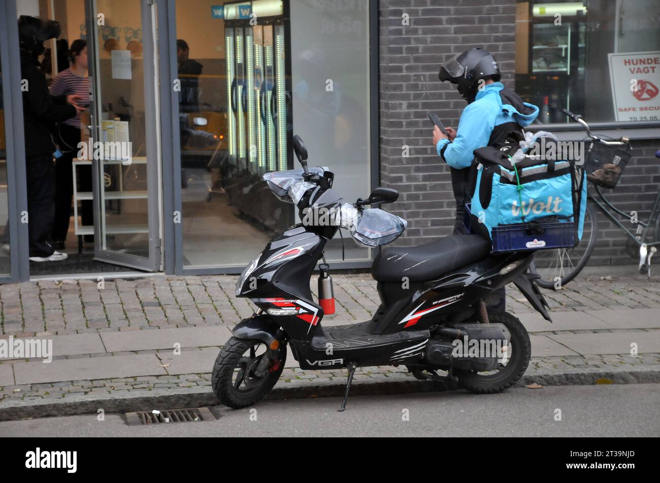 Kopenhagen, Dänemark /24. Oktober. 2023/. Wolt Partner für Biker und Geschäfte in der dänischen Hauptstadt. (Foto: Francis Joseph Dean/Dean Pictures) Stockfoto