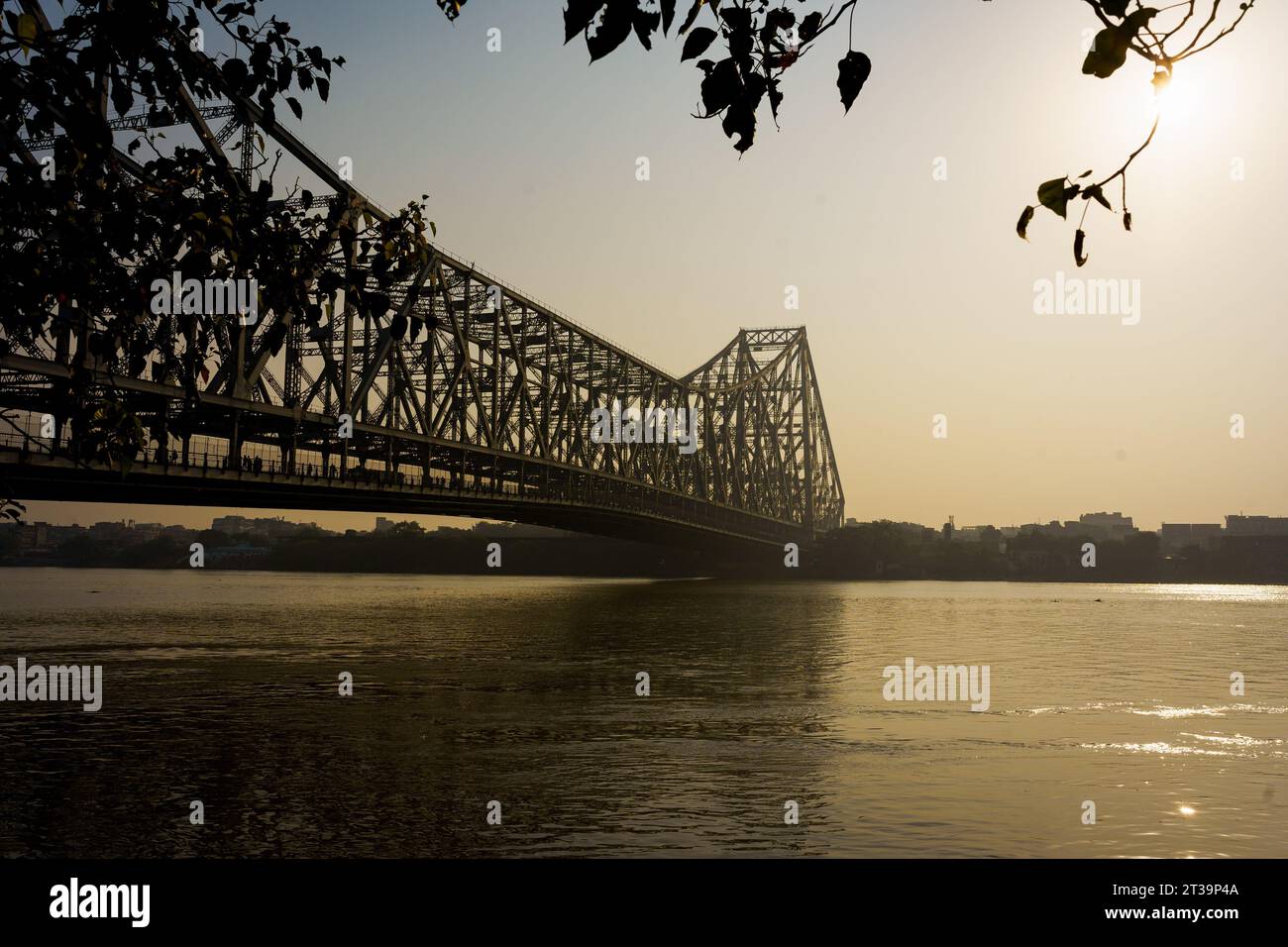 Kalkutta, Indien. Oktober 2023. Am Morgen sehen Sie den Hoodly River und die berühmte Howrah Bridge. Quelle: SOPA Images Limited/Alamy Live News Stockfoto