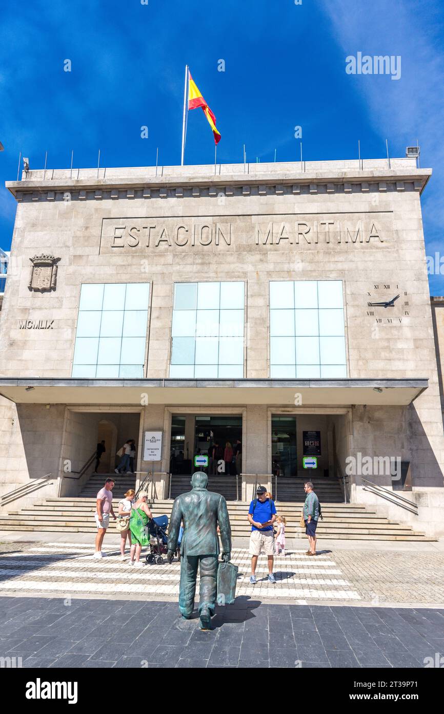 „Mann mit Koffer“-Statue, Estación Marítima de Vigo (Kreuzfahrtanleger), Rúa Cánovas del Castillo, Vigo, Provinz Pontevedra, Galicien, Spanien Stockfoto