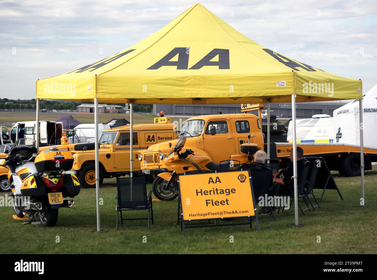 Gelbe Marke der Automobile Association, AA Heritage Fleet, auf der British Motor Show 2023 in Farnborough Stockfoto