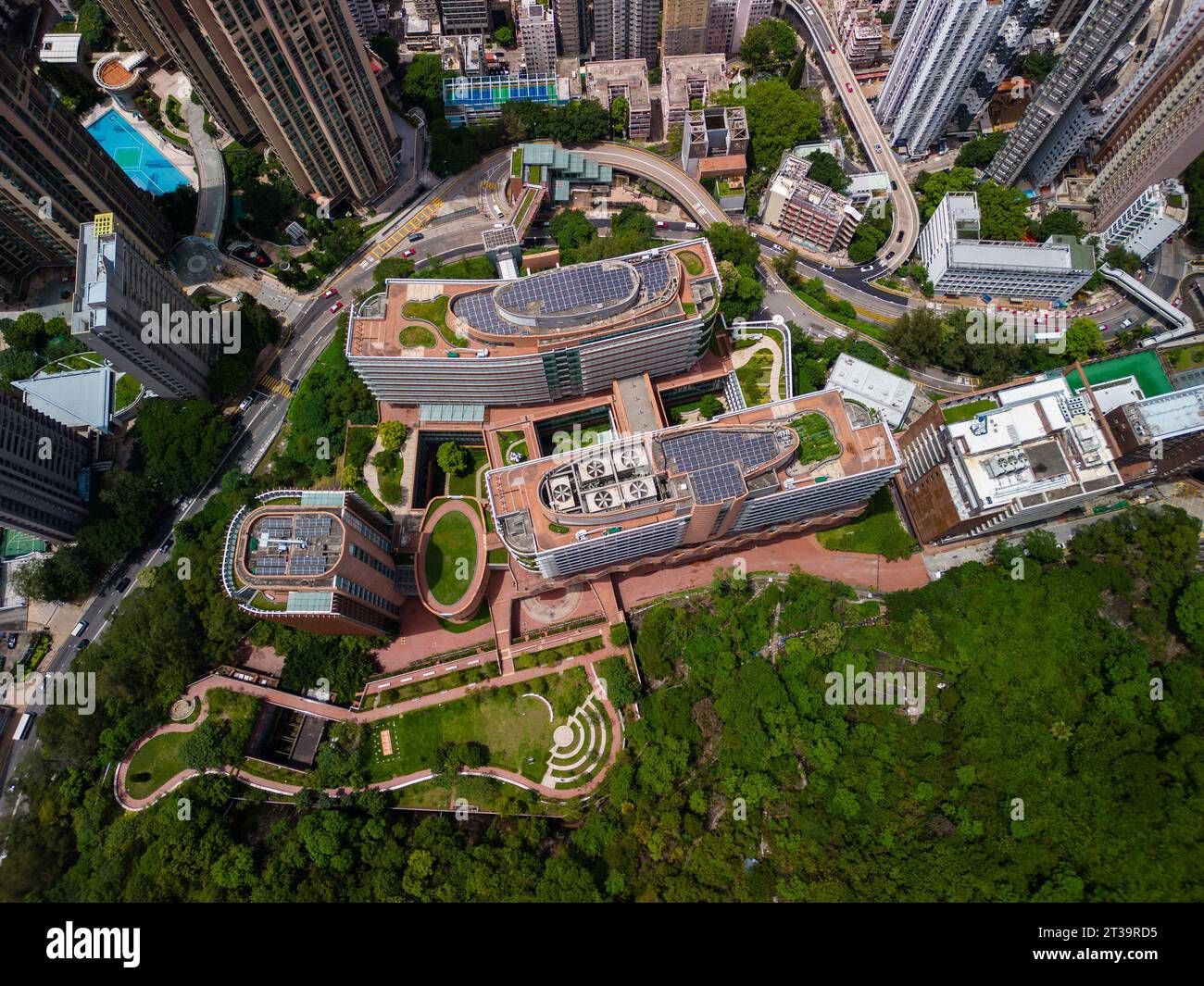 Aus der Vogelperspektive der Universität Hongkong mit Dachgarten und Sonnenkollektorsystem Stockfoto