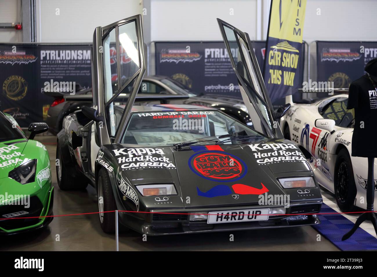 Dreiviertel-Vorderansicht einer harten Garage, vorbereitet Lamborghini Countach in der Lackierung des Gumbal 3000 Stockfoto