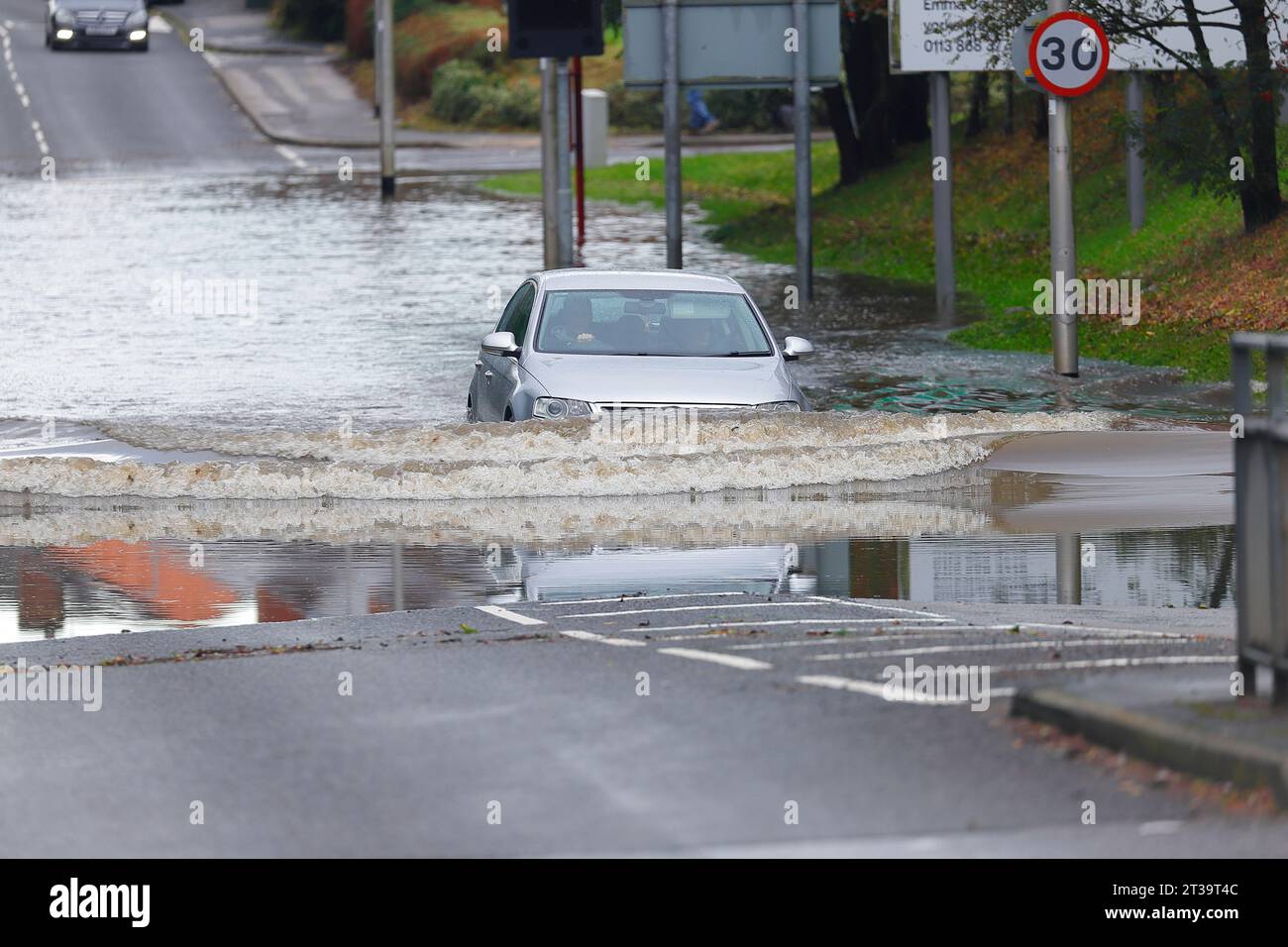 21. Oktober Sturm Babet Fluting auf Station Road in Allerton Bywater, West Yorkshire, Großbritannien Stockfoto