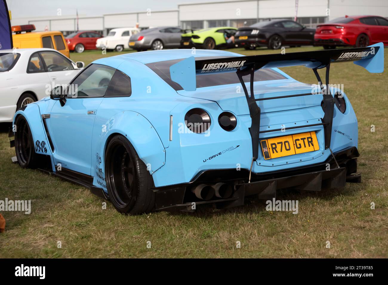 Dreiviertel-Rückansicht eines 2010 Blue Nissan GTR auf der British Motor Show 2023 Stockfoto