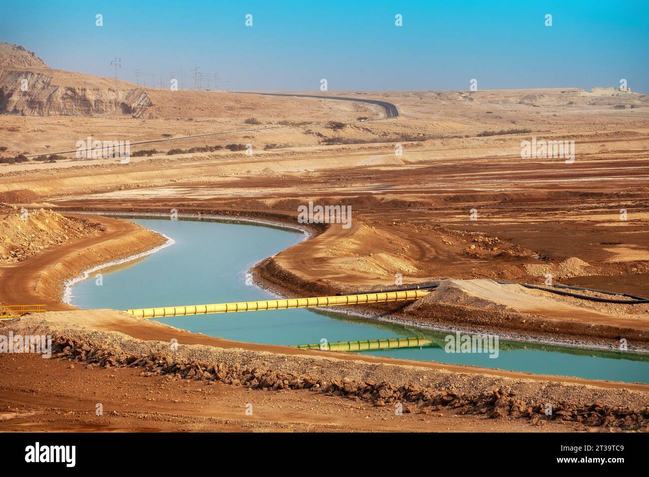 Kanal mit Wasser aus dem Toten Meer in der Wüste, Israel Stockfoto