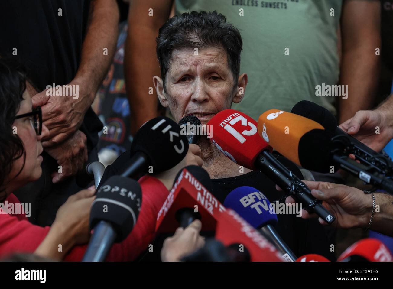 Tel Aviv, Israel. Oktober 2023. Yocheved Lifshitz, eine der beiden freigelassenen Geiseln, spricht mit den Medien vor dem Ichilov Krankenhaus, nachdem sie gestern Abend von der Hamas aus dem Gazastreifen entlassen wurde. Quelle: Ilia Yefimovich/dpa/Alamy Live News Stockfoto