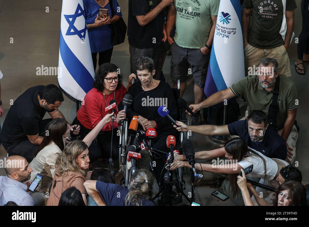 Tel Aviv, Israel. Oktober 2023. Yocheved Lifshitz, eine der beiden freigelassenen Geiseln, spricht mit den Medien vor dem Ichilov Krankenhaus, nachdem sie gestern Abend von der Hamas aus dem Gazastreifen entlassen wurde. Quelle: Ilia Yefimovich/dpa/Alamy Live News Stockfoto