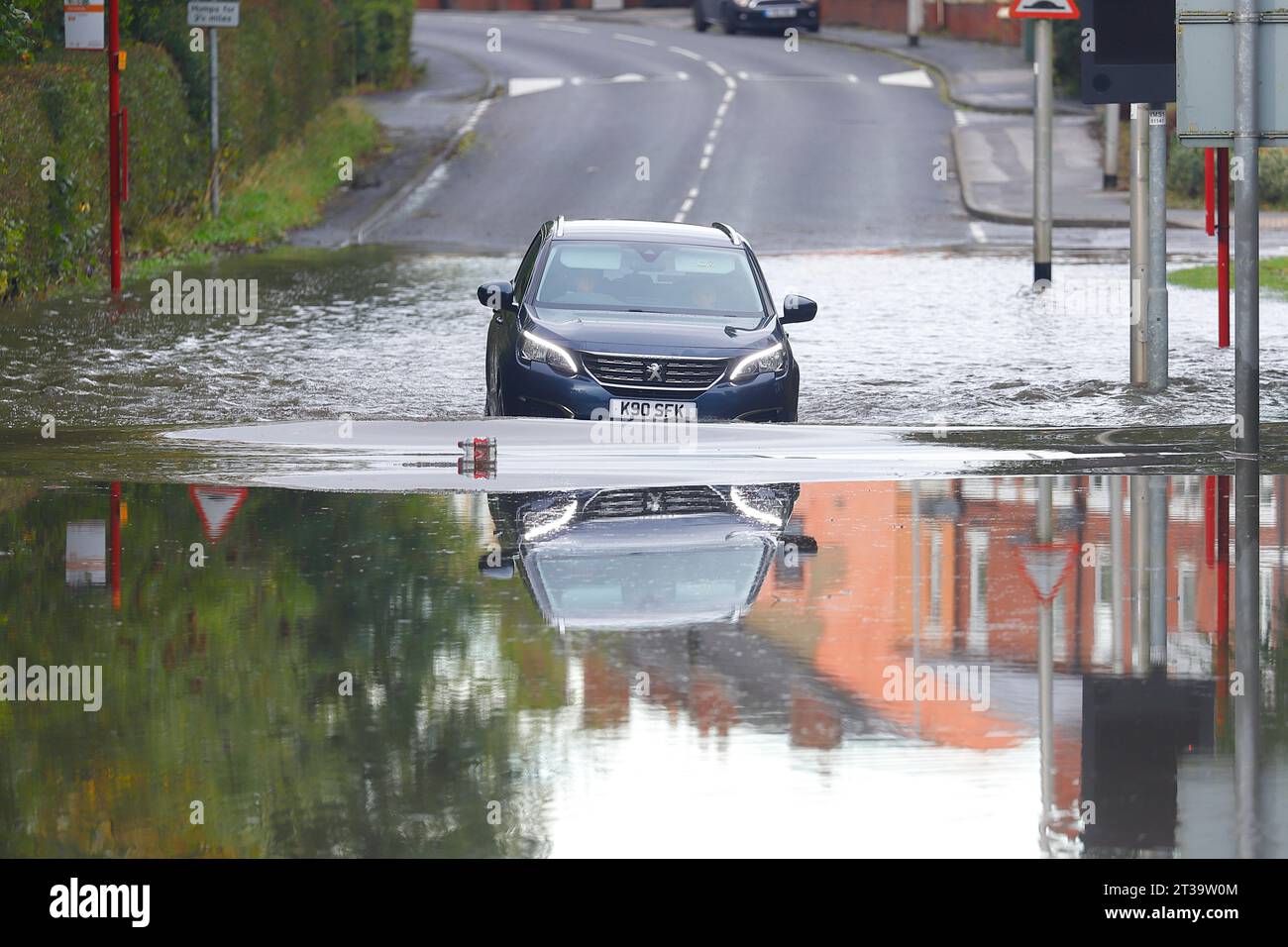 21. Oktober Sturm Babet Fluting auf Station Road in Allerton Bywater, West Yorkshire, Großbritannien Stockfoto