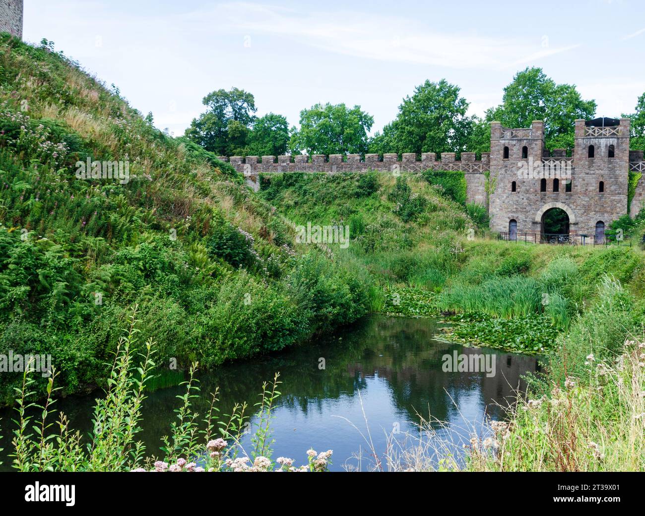 Cardiff, Glamorgan, Wales, 11. August 2023 - Cardiff Castle North Gate mit Reflexionen im Burggraben um den Donjon Stockfoto