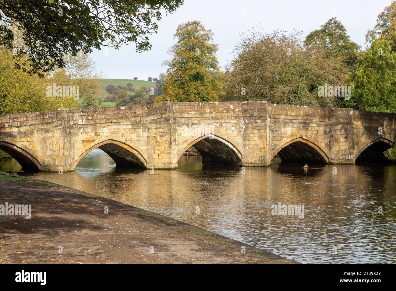 Bakewell Bridge eine Steinbogenbrücke über den Fluss Wye, Bakewell, Derbyshire, England Stockfoto