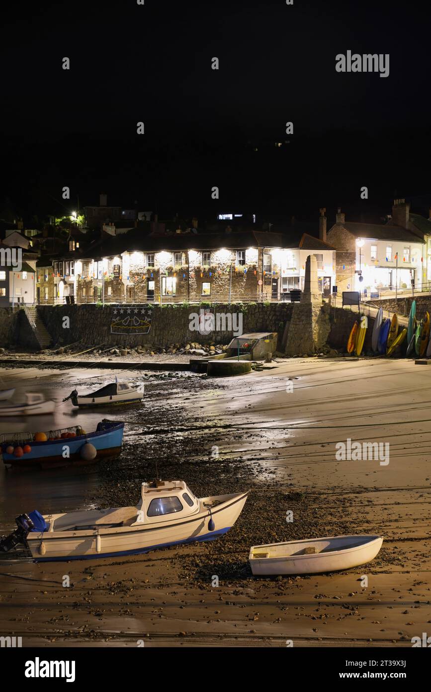 Mousehole Village in der Nacht, Cornwall. Stockfoto