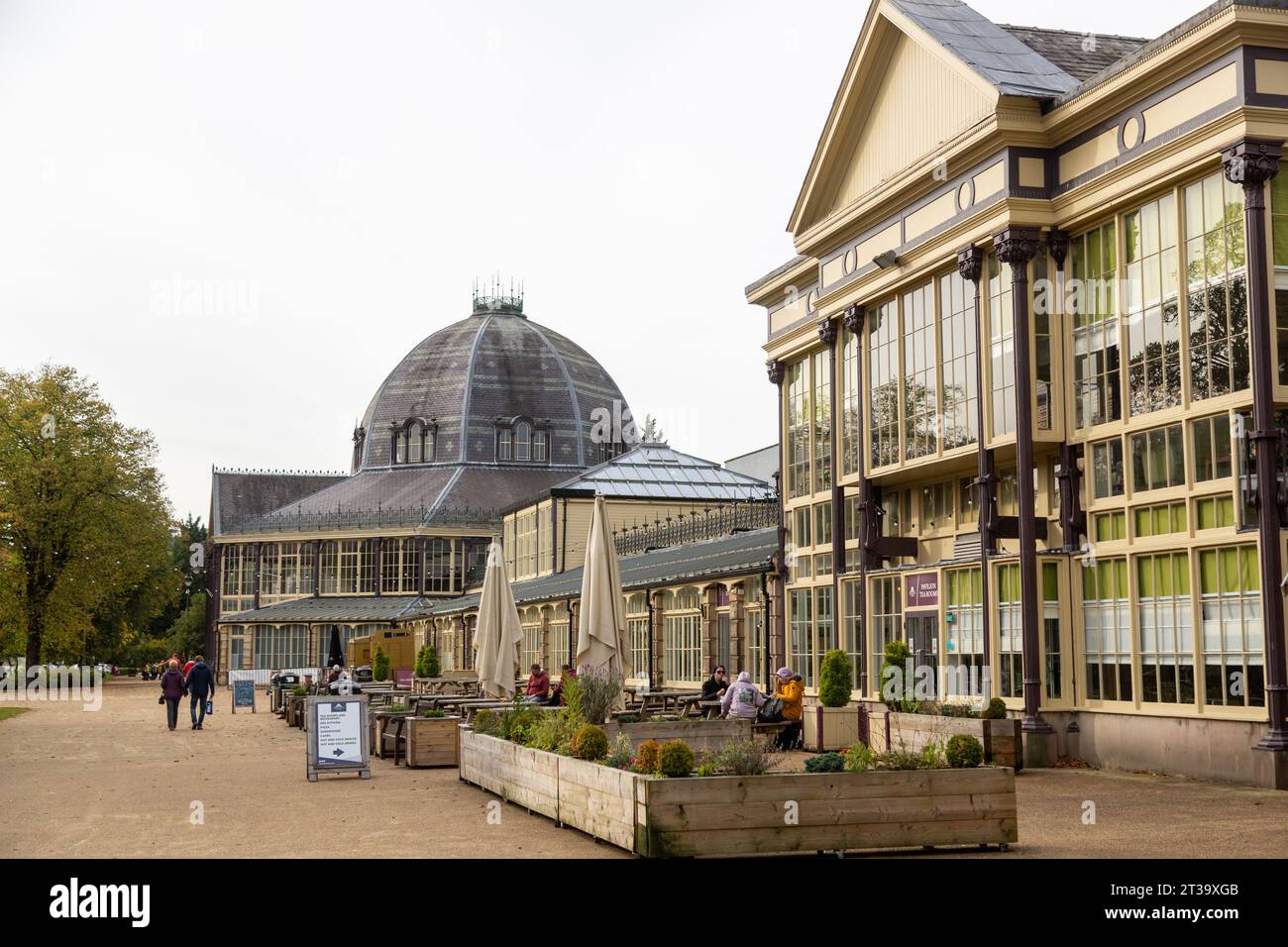 Die Pavilion Gardens mit der Octagon Concert Hall im Hintergrund, Buxton, England Stockfoto