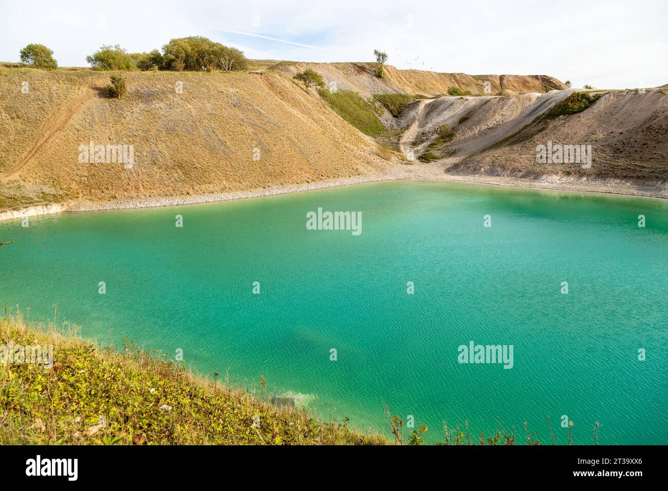 Harpur Hill Quarry ist ein stillgelegter Kalksteinbruch auf Harpur Hill in Derbyshire, England. Es ist sehr alkalisch, wie im Bad mit Bleichmittel schwimmen. Stockfoto