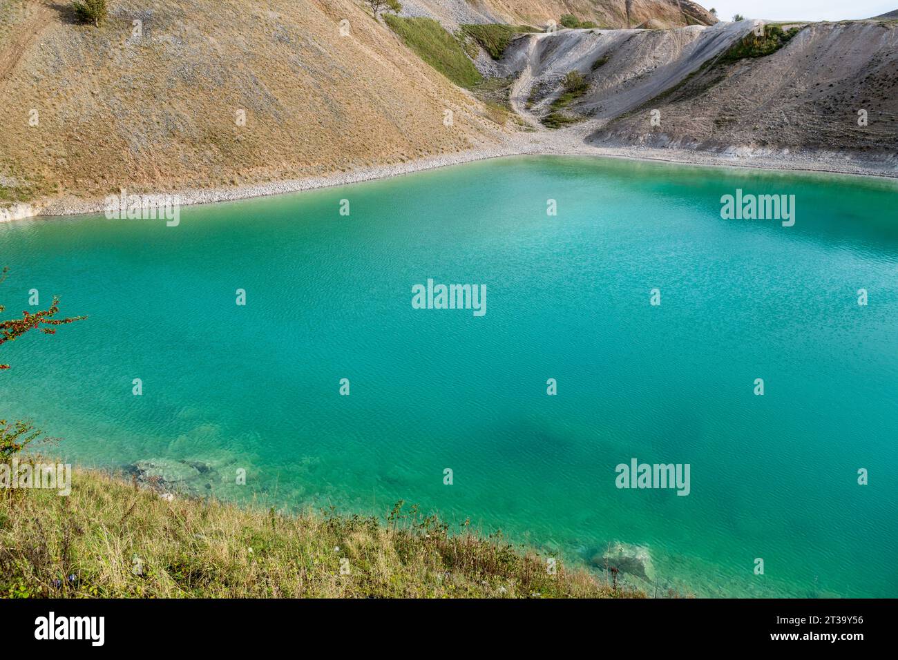 Harpur Hill Quarry ist ein stillgelegter Kalksteinbruch auf Harpur Hill in Derbyshire, England. Es ist sehr alkalisch, wie im Bad mit Bleichmittel schwimmen. Stockfoto