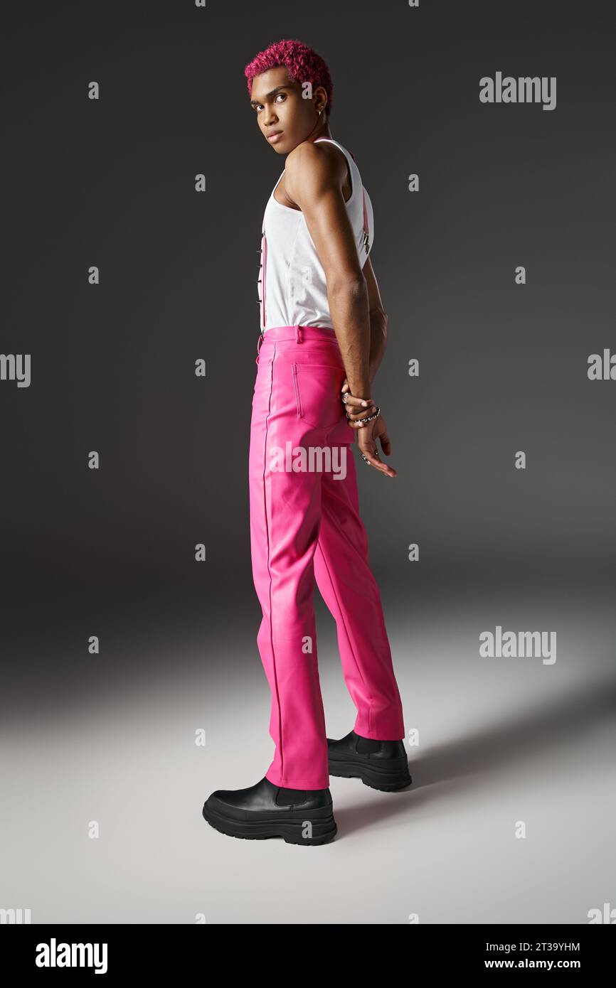 Hübsches afroamerikanisches männliches Model posiert mit Händen hinter der Kamera, Mode und Stil Stockfoto