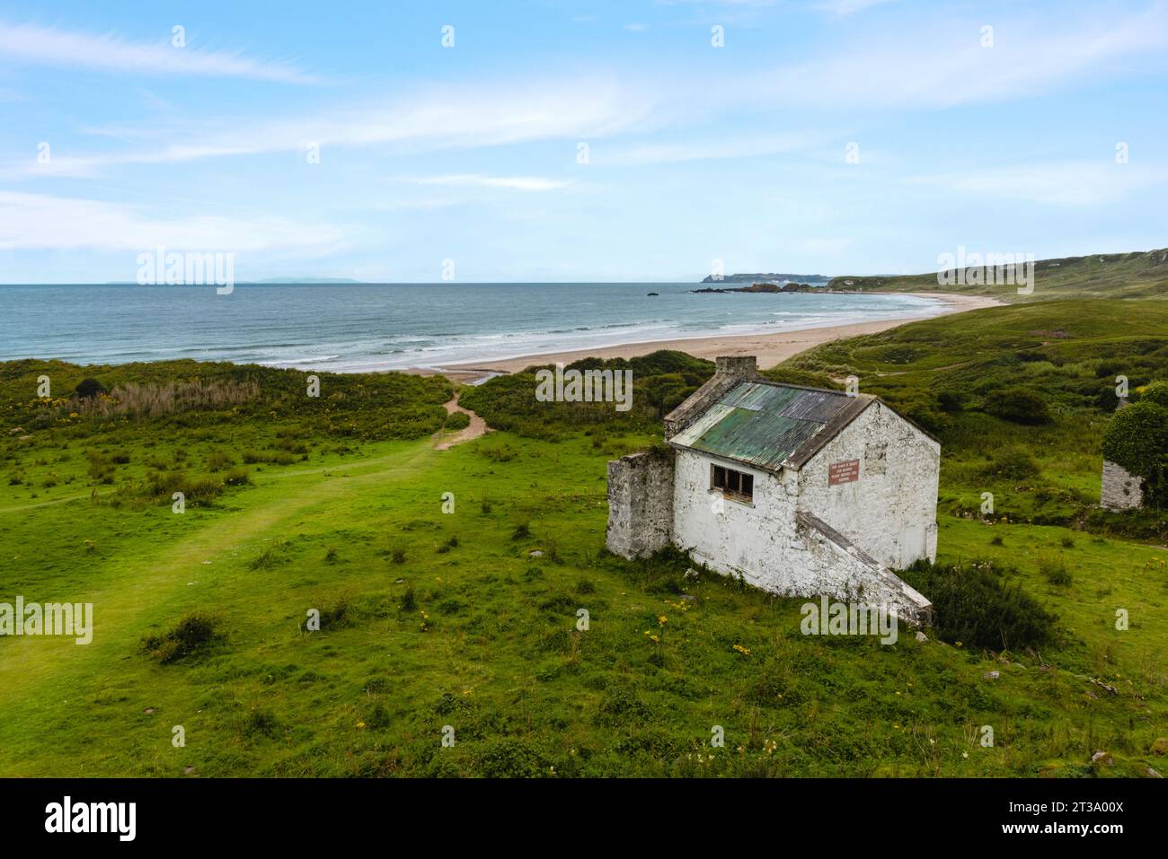 White Park Bay ist ein abgeschiedener Sandstrand an der North Antrim Coast von Nordirland, mit atemberaubendem Blick auf den Atlantik. Stockfoto